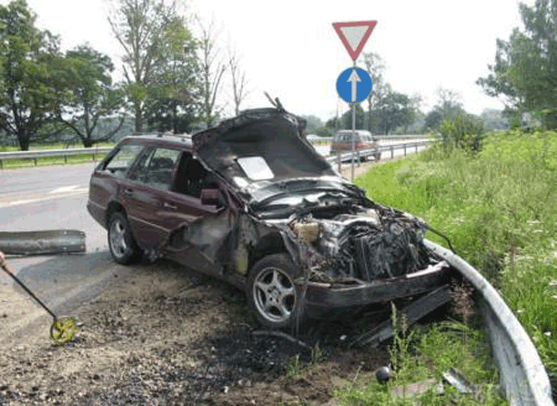 Mercedes Crash Pictures, Photograph